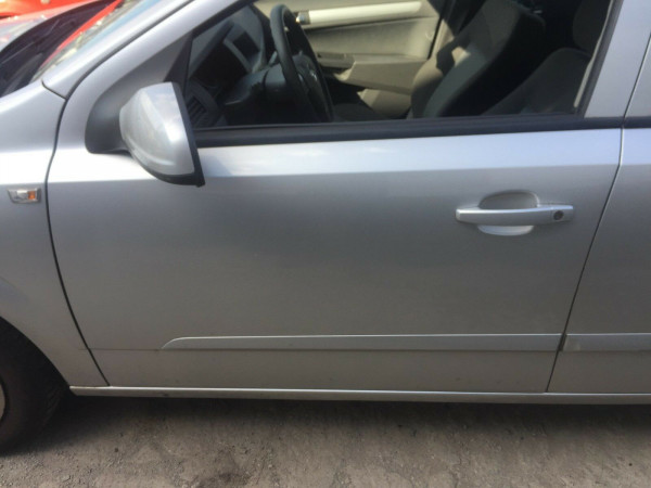 Opel Astra H kombi Tür vorne links komplett in silber Z157 2006 Baujahr