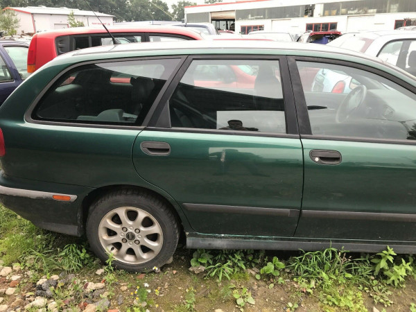 Volvo V40 1.8i Kombi Tür hinten rechts in grün 335 Baujahr 2001